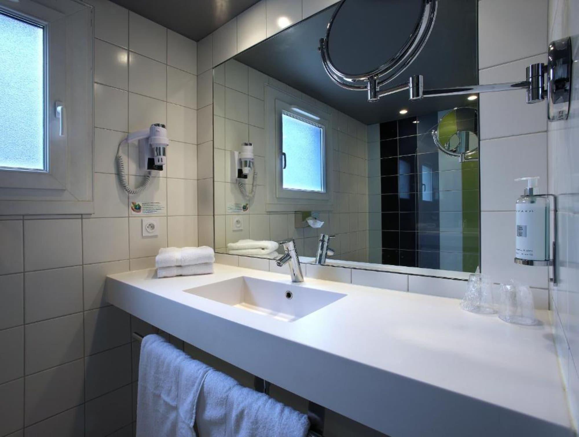 Hotel Le Cinq Hyper - Centre Chambery Bagian luar foto
