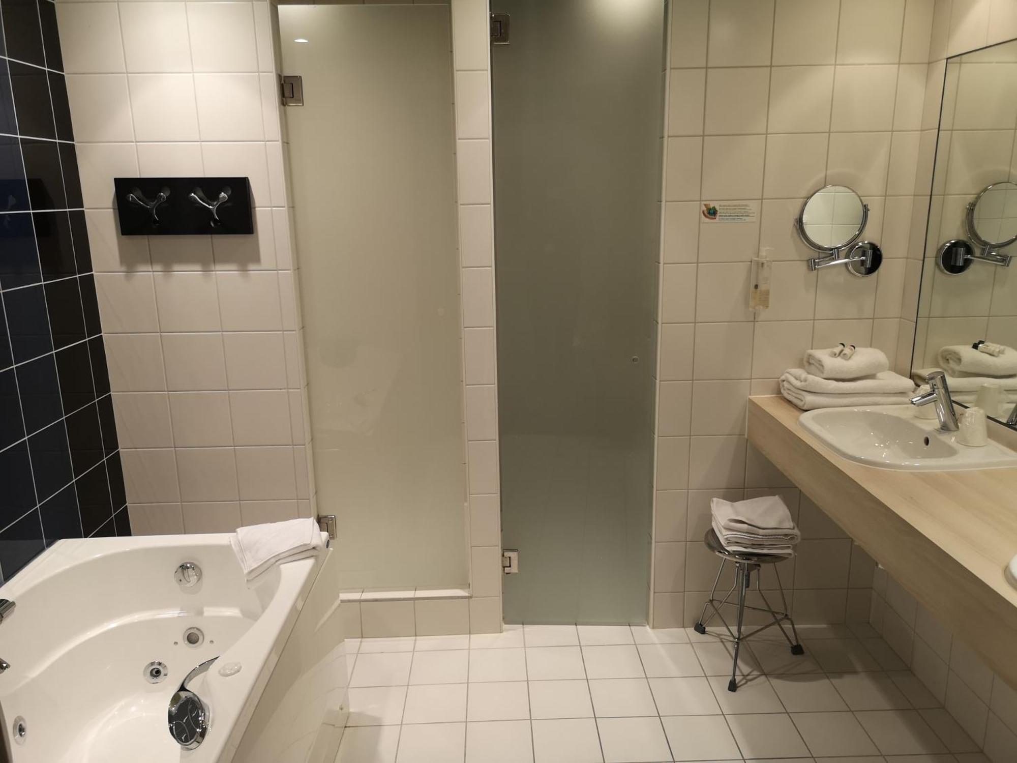 Hotel Le Cinq Hyper - Centre Chambery Bagian luar foto